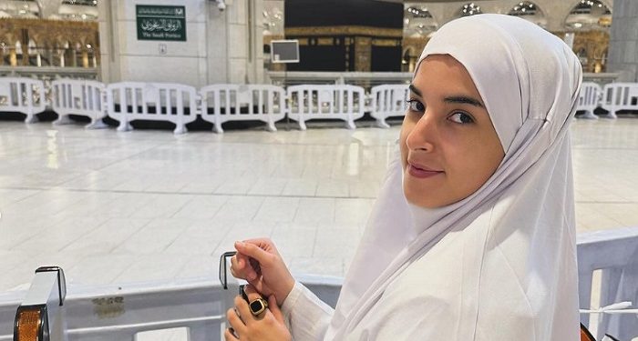 Umroh Bersama Keluarga, Inilah Potret Tasya Farasya Kenakan Abaya Cantik