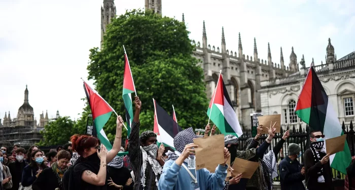 Pengunjuk Rasa Gaza Menduduki Halaman Wisuda Universitas Cambridge