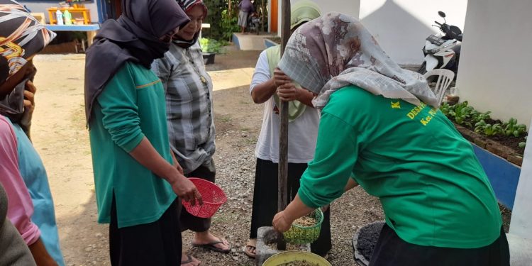 Kurangi Penggunaan Pupuk Kimia, Anggota KSM Ikuti Pelatihan Pembuatan Produk Pupuk Organik Cair