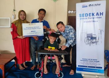 Alami Cerebral Palsy, LAZ Al Azhar Jawa Tengah Hadirkan Kursi Roda untuk Nanggala Tristan