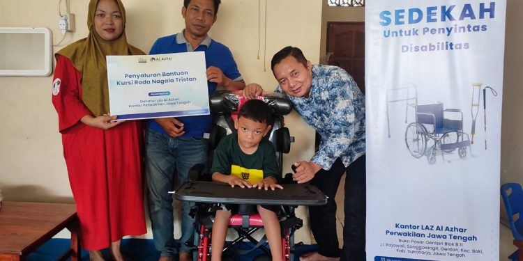 Alami Cerebral Palsy, LAZ Al Azhar Jawa Tengah Hadirkan Kursi Roda untuk Nanggala Tristan