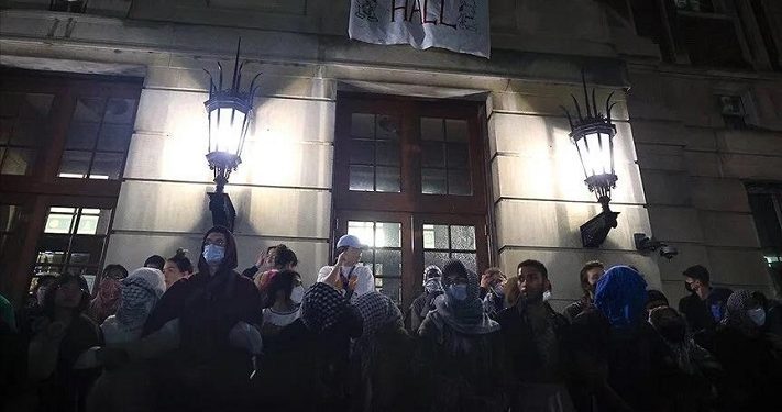 Sekelompok Mahasiswa Universitas Columbia Memasuki Gedung Hamilton Hall untuk Unjuk Rasa Pro-Palestina
