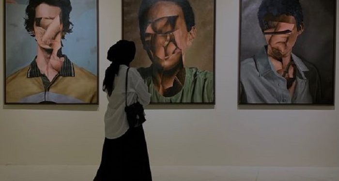 Rekomendasi Outfit untuk Berkunjung ke Galeri Seni