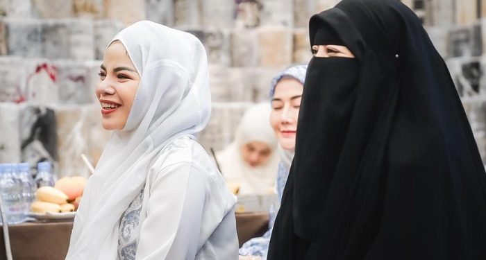 Curi Perhatian Warganet, Potret Dinar Candy Berhijab di Pengajian Umi Pipik