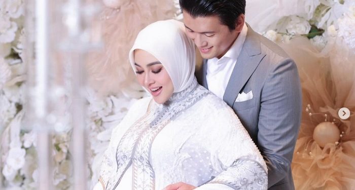 Pose Tunjukkan Baby Bump, Syahrini dan Reino Umumkan Kehamilan di Usia 7 Bulan