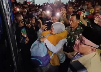 Tangis Pecah saat Orang tua Bertemu dengan Anaknya yang Selamat dari Kecelakaan Bus