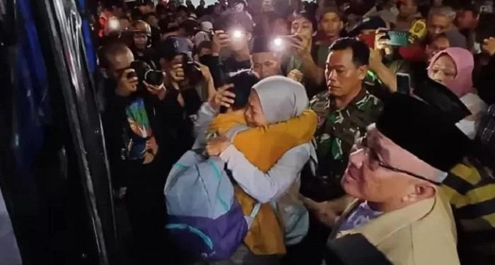 Tangis Pecah saat Orang tua Bertemu dengan Anaknya yang Selamat dari Kecelakaan Bus