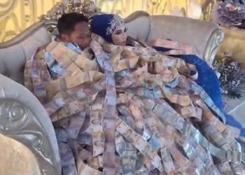 Viral di Medsos, Kedua Pengantin Mandi Duit di Kursi Pelaminan