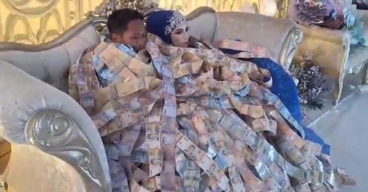 Viral di Medsos, Kedua Pengantin Mandi Duit di Kursi Pelaminan