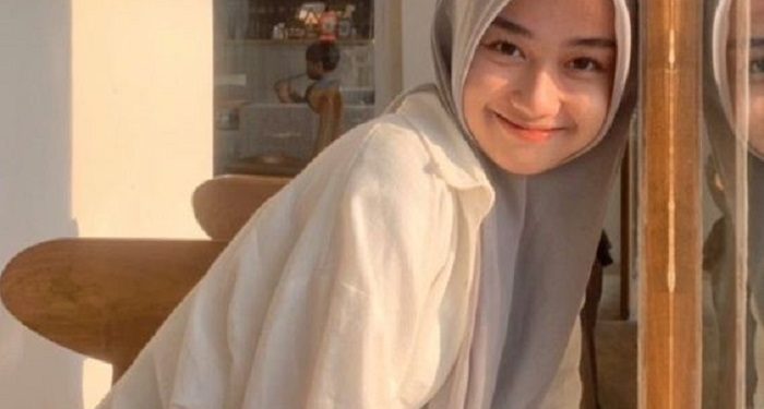 Rekomendasi Outfit Hijab Ngopi di Cafe