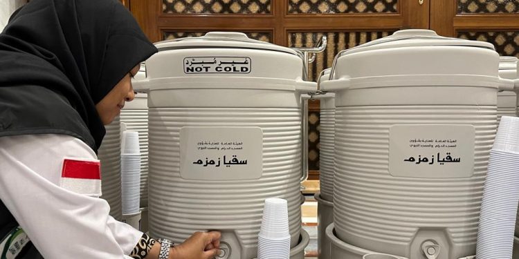 Bawa Zamzam di Koper Bagasi Berisiko Kena Denda