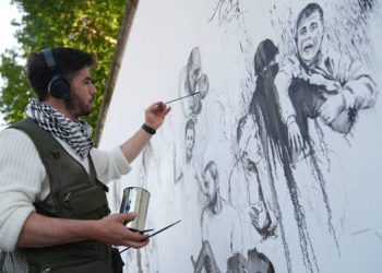 Seniman Turki Menggambar Serangan Gaza di Istanbul