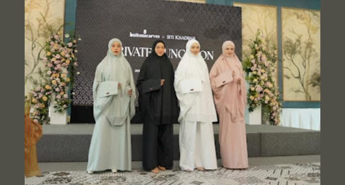 Kolaborasi Perdana, Siti Khadijah dan Buttonscarves Luncurkan Mukena Eksklusif