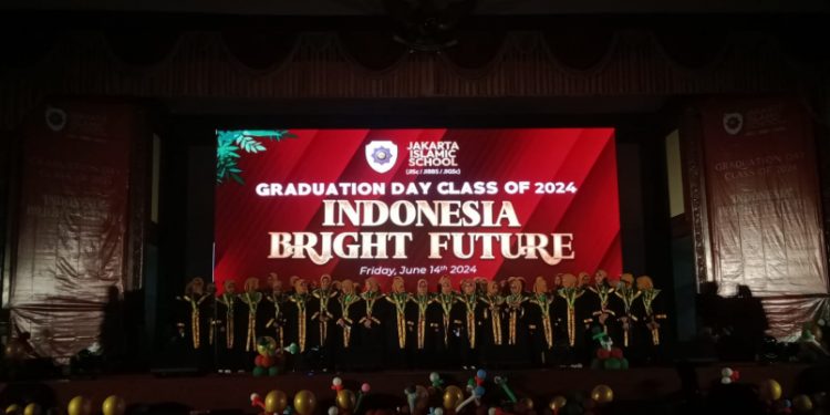 Sekolah Sangat Membantu Membiasakan Diri Dekat Kepada Allah, Ungkap Wisudawan JISc Graduation 2024