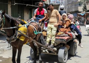 Warga Palestina Meninggalkan Shujayea di Kota Gaza Usai Pasukan Israel Melakukan Serangan Udara