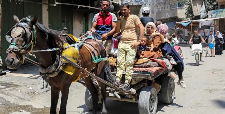 Warga Palestina Meninggalkan Shujayea di Kota Gaza Usai Pasukan Israel Melakukan Serangan Udara