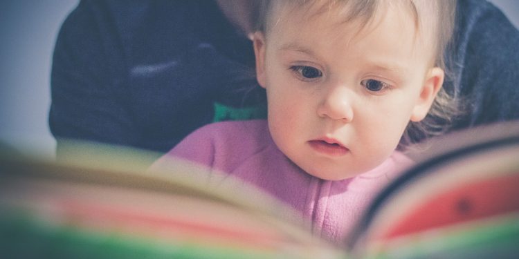 5 Tips Menumbuhkan Kebiasaan Membaca pada Anak