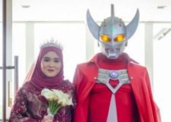 Viral, Pengantin Pria Kenakan Kostum Ultraman saat Resepsi Pernikahannya