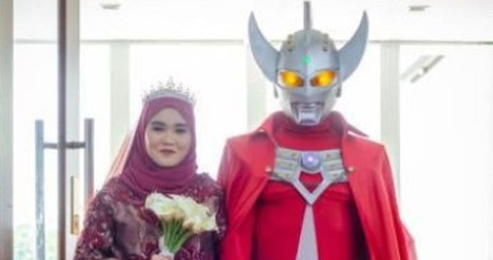 Viral, Pengantin Pria Kenakan Kostum Ultraman saat Resepsi Pernikahannya