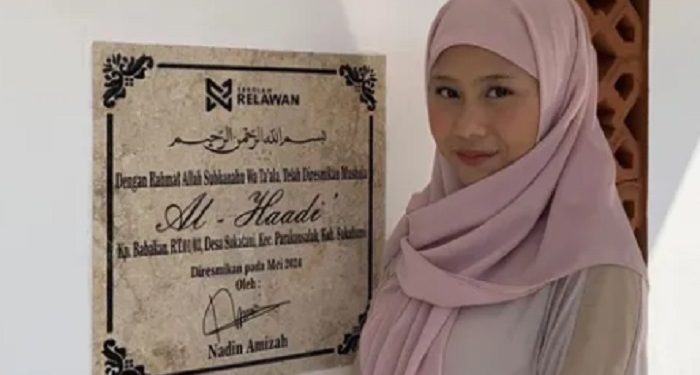 Potret Nadin Amizah Resmikan Mushola Milik Dirinya di Sukabumi
