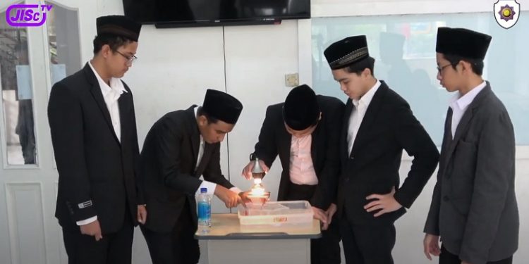 SMP Jakarta Islamic School Mengadakan Sience Project IF3 Dalam Pengetahuan