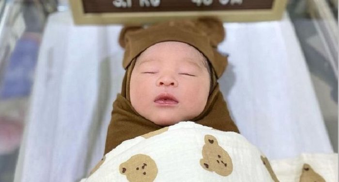 Terlihat Sangat Menggemaskan, Potret Putra Arman Aceh yang Baru Lahir