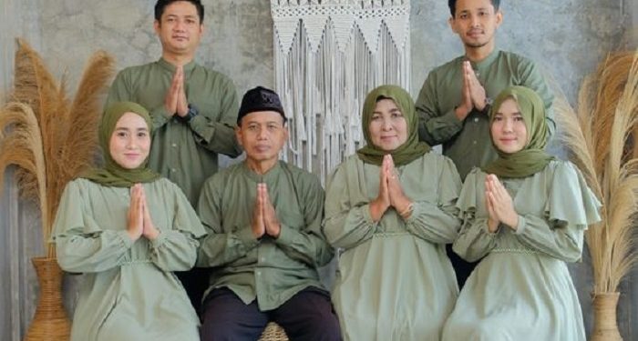 Ide Outfit untuk Foto Bersama Keluarga Tercinta