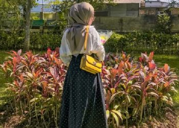 Tampil Manis dan Berwarna, Ide Outfit ke Taman untuk Hijaber