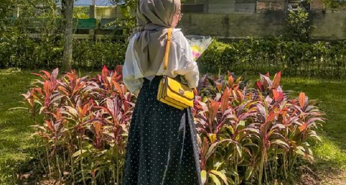 Tampil Manis dan Berwarna, Ide Outfit ke Taman untuk Hijaber