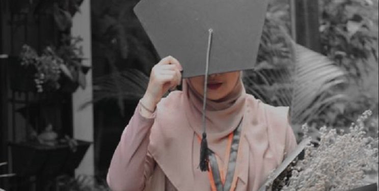 Elegan dan Simpel, Inspirasi Outfit Wisuda Wanita Berhijab