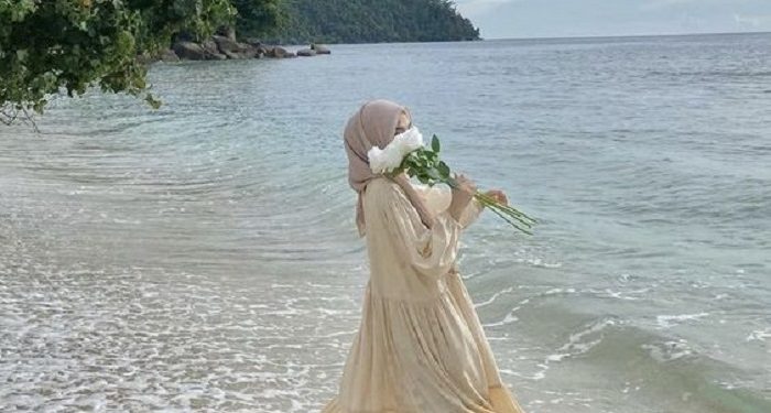 Anti Gerah, Simak Lima Style Fashion Hijab Liburan ke Pantai