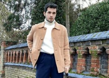 Cara Mudah Memasangkan Turtleneck dengan Blazer