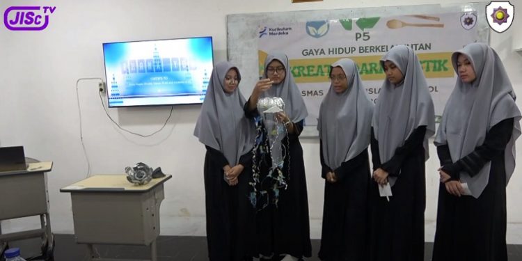 SMA JISc Mewujudkan Pembelajaran Kurikulum Merdeka dengan Presentasi Kreatif dari Plastik dalam Gaya Hidup Berkelanjutan