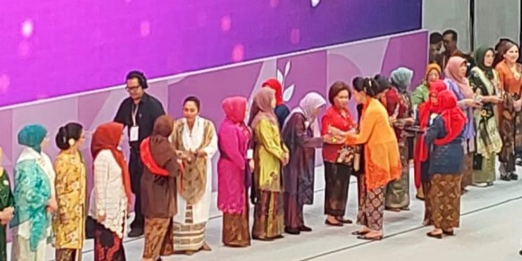 Salimah Terima Anugerah Kategori Ekonomi di Puncak Peringatan Hari Kebaya 2024