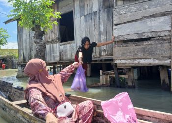 Berperahu, Pengurus Salimah Tebar Bantuan Korban Banjir Gorontalo