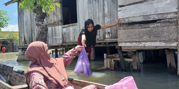 Berperahu, Pengurus Salimah Tebar Bantuan Korban Banjir Gorontalo