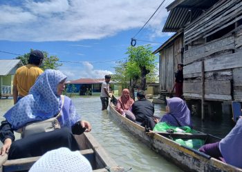 Berperahu, Pengurus Salimah Tebar Bantuan Korban Banjir Gorontalo