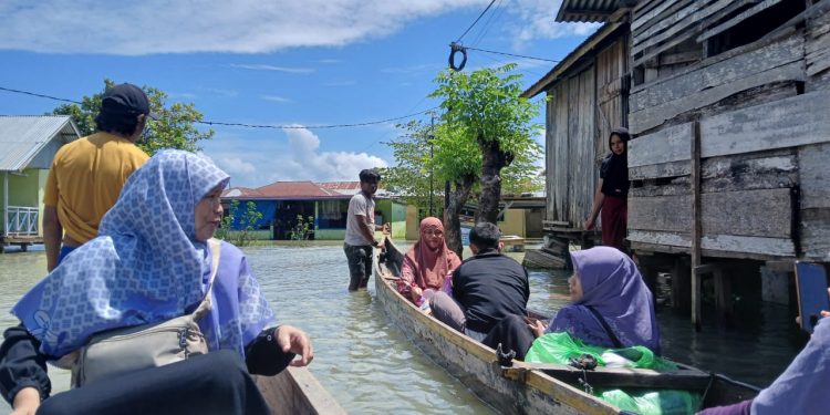 Berperahu, Pengurus Salimah Tebar Bantuan Korban Banjir Gorontalo