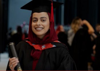 Seorang Paramedis Menginspirasi Banyak Wanita Muslimah untuk Menekuni Profesi