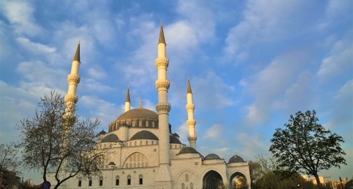 Adab Saat Mendengar Azan