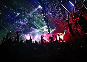 Hukum Mengidolakan Artis Non Muslim