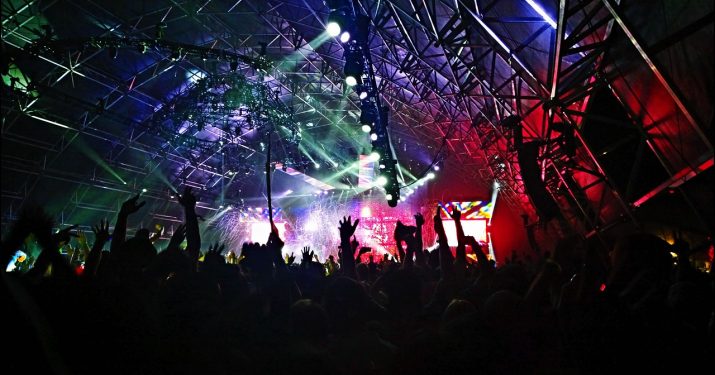 Hukum Mengidolakan Artis Non Muslim