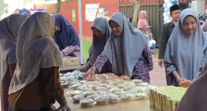 Seluruh Siswa JISc Dapat Roti dan Susu di Hari Pertama Kembali Bersekolah
