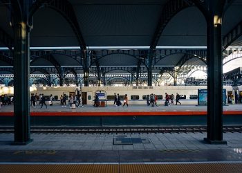 Penumpang Melompati Rel, Kereta di India Utara Memakan Korban