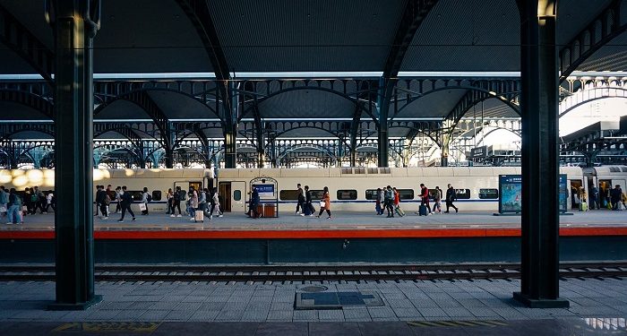 Penumpang Melompati Rel, Kereta di India Utara Memakan Korban