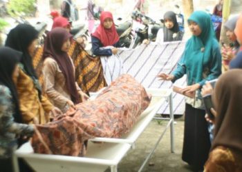 Hukum Anak Laki-Laki Memandikan Jenazah Ibunya