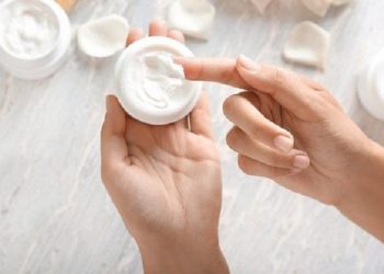 Sering Berada dalam Ruangan Ber-AC, Berikut Tips Mencegah Kulit Kering