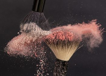 Cara Memilih Shade Bedak yang Sesuai Warna Kulit