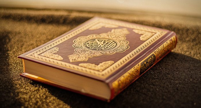 Membaca Al-Quran di Dalam Shalat Menggunakan Mushaf