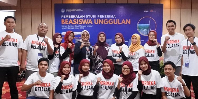 Beasiswa Unggulan Kemendikbudristek untuk Masyarakat Berprestasi 2024